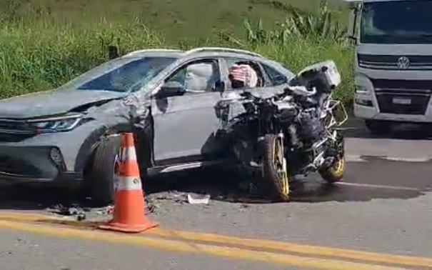 Vídeo: duas pessoas ficam feridas após colisão entre moto e carro na BR-040
